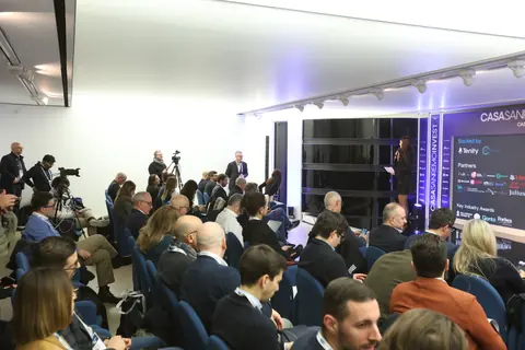 La sala piena segue un intervento dal palco di Casa Sanremo Invest 2025.