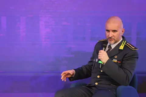 Fabio Antonacchio della Guardia di Finanza interviene in divisa sul palco di Casa Sanremo Invest 2025.