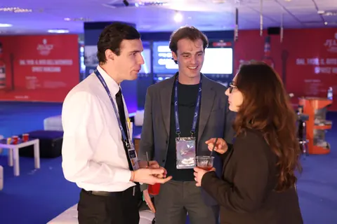 Ionut Gaucan e altri partecipanti conversano a Casa Sanremo Invest.