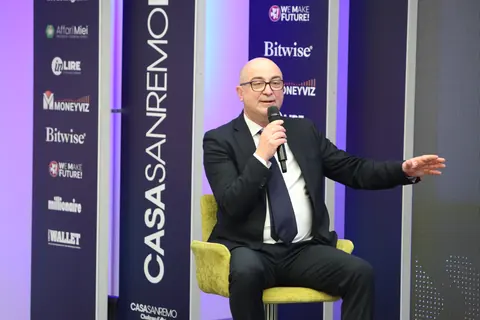 Gianfranco Ursino interviene sul palco di Casa Sanremo Invest 2026.