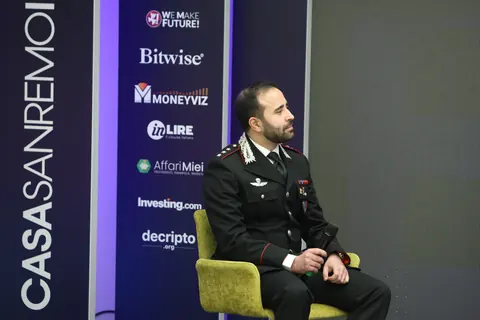 Davide Giaculli dell’Arma dei Carabinieri interviene in divisa.
