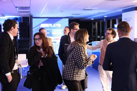 Gabriele Del Mese conversa con un gruppo di ospiti all’aperitivo.