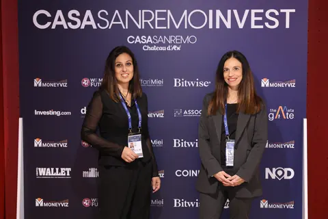 Irene Tagliamonte e Paola Soccorso di CONSOB, interamente inquadrate davanti al pannello di Casa Sanremo Invest.