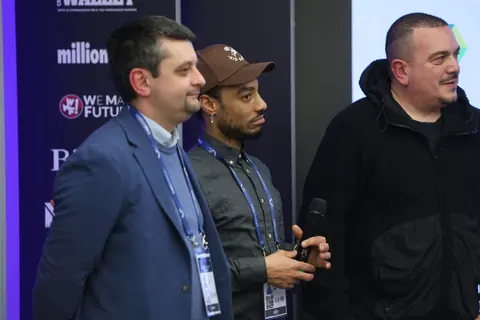 Yuri Ferioli con Victor Chissano e Marco Pizzini davanti al pannello di Casa Sanremo Invest.