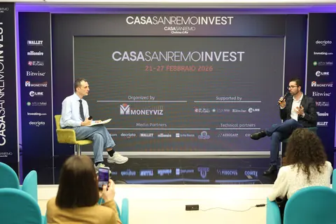 Davide Marciano e Stefano Bargiacchi dialogano sul palco di Casa Sanremo Invest 2026.