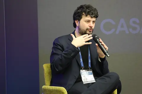 L’eurodeputato Brando Benifei interviene sul palco di Casa Sanremo Invest 2026.