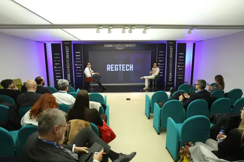 La platea segue la sessione con Del Mese e Massellani il 23 febbraio 2026.