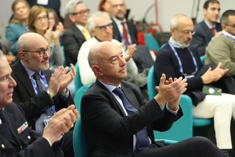 Il pubblico applaude durante una sessione del 2026.