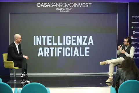 Mario Moroni dialoga con Gabriele Del Mese sul palco di Casa Sanremo Invest 2026.