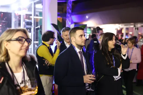 Ospiti conversano nella serata di networking del 24 febbraio 2026.