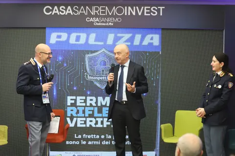 Alessandro Carmeli della Polizia Postale presenta InsospettABILI in divisa sul palco.