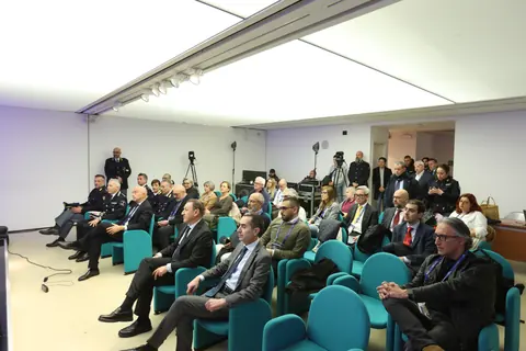 La platea segue un incontro di Casa Sanremo Invest 2026.